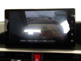 バックモニター付きで慣れない駐車場や車庫入れをサポートします。