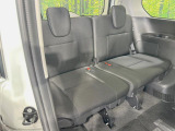 セカンドシートは中央部が可動式となっており、スライドすれば通路スペースが登場!前後の移動がとっても簡単です