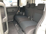 【後部座席】も当然、綺麗・清潔に仕上げております。内装の綺麗なお車は気持ちが良いですし、コンディションのいい車が多いです。オススメの1台です。