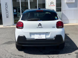 リアバンパーを黒にすることで少し車高が高く見えるデザインに!