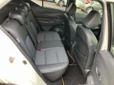 通常3人掛けのセカンドシートはクッション性がある大型シートで、ゆったり乗ることができます!シートのスライドとリクライニングのレバーがシート横に分かりやすく配置されていて、操作がラクラクです♪