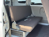 リヤシートも全車消毒済みです。収納時はきれいに収まり荷台がフラットになるので、ゆとりある荷室床面長を確保できます。消毒済み。