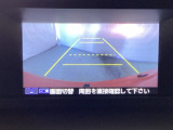 バックでの車庫入れも安心です! リアカメラが付いているバックモニター付のディスプレイオーディを装備しております。操作線もついており距離感も画面から確認できます。