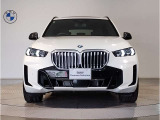 【BMWの伝統】BMWの特徴的な&ldquo;キドニーグリル&rdquo;は、80年以上続く伝統の形でございます。変わらないこだわりのデザインが、プレミアムブランド&ldquo;BMW&rdquo;を創り出します。