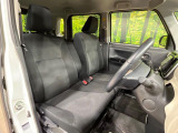 運転席まわりには十分なスペースがあり、大柄な方でもゆったり運転していただける環境です。