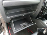 助手席前にはトレーと、車検証など色々なものを収納することが出来るので便利です!USB端子は個々に装備。