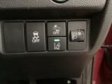 ハンドルの右側にはヘットライトリベライザーとHondaセンシング用のメインスイッチがついています。ヘッドライトリベライザーは道路状況や積荷の加重に応じてライトの高さを調節できます。
