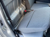 運転席の背もたれを倒すとポケットもありますので、何かと便利です。