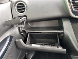 【グローブボックス】大容量のグローブボックスです!!車検証ケース他、日頃使う小物類の収納スペースもたくさんあります!