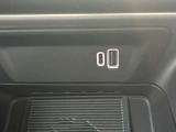 携帯電話や携帯音楽プレーヤーなどの外部機器を接続できる入力端子です