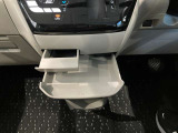 ミニテーブルとしてもカップホルダーとしても使用できる2WEY仕様です!使用しないときは収納できるのでスマートな車内空間を維持できます♪