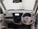 オシャレなインテリアで運転する気分も盛り上がりますよね^^
