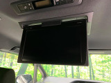 【12.1型フリップダウン】大画面モニターで後席でもエンタメをお楽しみいただけます。家族や友人とお出かけする機会が多い方に大人気です♪