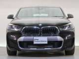 【キドニーグリル】BMWの代名詞。一目見ただけでBMWであると認識できる確固たるアイコンとして存在感を放ちます。