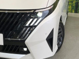 【LEDヘッドライト】悪天候や夜間走行時も良好な視界を確保し安心して運転できる高輝度LEDヘッドライトを装備!点灯速度が早く、消費電力も抑えられています。