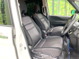 運転席まわりには十分なスペースがあり、大柄な方でもゆったり運転していただける環境です。