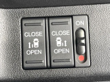 【両側パワースライドドア】スマートキーや運転席のスイッチで後席両側スライドドアの開閉が可能♪電動だから力を入れてドアを開ける必要が無く、小さなお子様でも簡単に開け閉めでき快適です♪