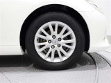 タイヤサイズは(215/60R16)で純正アルミホイールです。