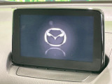 【8インチマツダコネクト】車内の雰囲気にマッチした大型のディスプレイ。スマホ接続でのナビ使用やBluetooth再生等、様々な機能が楽しめます。直感的なダイヤル操作が可能で、使い勝手も良好です。