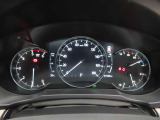 CX-5のメーター部です。華美な装飾を避け、必要な情報を瞬時に読み取れる様にデザイン・配置されています。