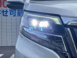 【LEDヘッドライト】悪天候や夜間走行時も良好な視界を確保し安心して運転できる高輝度LEDヘッドライトを装備!点灯速度が早く、消費電力も抑えられています。
