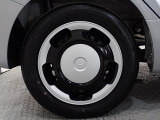 ホイールは車のデザインにマッチした専用タイプです。