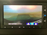 【バックカメラ】運転が苦手な方も車庫入れラクラクです!ギアをリバースに入れれば自動的に切り換わりますので、面倒な操作は不要です♪狭い駐車場もお車を傷つけず安心ですね!