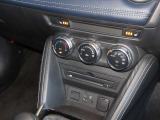 運転席と助手席で設定温度を変更出来るデュアルオートエアコンを装備しています。四季を通じて快適なドライブを楽しめます。スイッチ類の高い質感も必見です。また、冬場に嬉しいシートヒーターも装着です★☆★☆