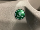 ECON モードをON にするとアクセルペダルの動きに対するエンジンの反応とエアコンの制御を切り換えることで、燃費のいい運転をするドライバーがペダルを踏んだ時と同じようにエンジンを制御します。