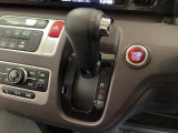 CVT車のセレクトレバーです。低速から高速まで、変速ショックのないスムーズな走りを実現するとともに、エンジン効率のよい領域を維持することで燃費にも貢献します。