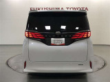 堂々とした見た目でありながら、一般的な機械式駐車場(全長5,000mm&times;全幅1,850以下)に収まるボディサイズ!シームレスな光を放つLEDリヤコンビネーションランプが印象的な後ろ姿です!