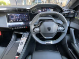 プジョーの特徴でもある小径ハンドル。女性の方でも運転しやすいです ハンドルヒーター付が嬉しい