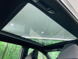 【パノラマルーフ】大型のガラスルーフ搭載で車内の解放感が一気にアップ!開放的なドライブをお楽しみいただけます。