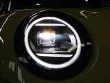 LEDオートヘッドライトを搭載しております。前方を非常に明るく照らす事ができ夜間走行時に重宝します。