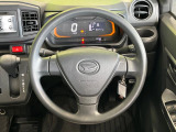 インテリアに合わせたデザインのステアリングは、運転される方のことも考え、運転しやすい形状、大きさです。是非一度、実際に触ってお確かめください。