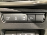 運転席脇のクラスタースイッチ部分にはパーキングセンサー、アイドリングストップOFF、その他走行系スイッチを集中配置しております。