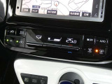 【オートエアコン】車内温度を感知して自動で温度調整をしてくれるのでいつでも快適な車内空間を創り上げます!どの席に座っても快適なドライブが楽しめます♪