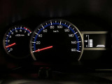 昼間でも見やすいオプティトロンメーターです。運転席前に配置し、フードを低く抑えることで運転中の視界の邪魔にならないので、視界も良好です!