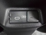 後部座席側にもスマートフォンなどの充電に便利なUSBポートを完備。ご家族やゲストも移動中に気軽に充電ができる、嬉しいおもてなし装備です。
