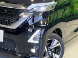 【LEDヘッドライト】悪天候や夜間走行時も良好な視界を確保し安心して運転できる高輝度LEDヘッドライトを装備!点灯速度が早く、消費電力も抑えられています。