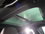 【電動パノラマルーフ】BMWのパノラマルーフは開閉が目的でなく、ルーフと一体感のある構造によって、より解放感を実現しているのが特徴です。