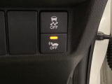 VSA装備車です。VSAはドライバーの操作と車の動きを見守っています。もし車の挙動が乱れたとき、4輪別々にブレーキをかけたり、エンジンパワーをしぼることによって車を安定させます。