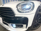 ●LEDヘッドライト:夜間走行時も良好な視界を確保し安心して運転できる高輝度LEDヘッドライトを装備!点灯速度が早く、消費電力も抑えられています。
