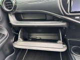 【グローブボックス】大容量のグローブボックスです!!車検証ケース他、日頃使う小物類の収納スペースもたくさんあります!