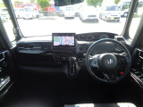 大きなフロントガラスで広々とした視界の運転席まわりです。