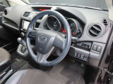 運転席のドアを開け、乗り込む際のイメージです。足元には純正フロアマットも敷かれています。
