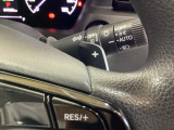 ステアリングホイール・後ろの減速セレクターは、左右に取り付けられた2つのパドルスイッチで減速の強さを調整。 左側の「-」を操作すると減速を強く、右側の「+」を操作すると減速を弱くすることができます。