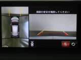 パノラミックビューモニター付きです。車両を上から見た様な映像を画面に表示。運転席からの目視だけでは見にくい、車両周辺の状況をリアルタイムでしっかり確認出来ます。