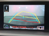 【バックガイドモニター】後方の映像をナビ画面に表示するだけでなく、ステアリング操作に連動して動くガイド線も同時に表示!予想進路の確認をしながら後退できるので便利です!