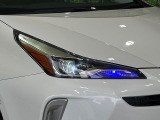 【LEDヘッドライト】悪天候や夜間走行時も良好な視界を確保し安心して運転できる高輝度LEDヘッドライトを装備!点灯速度が早く、消費電力も抑えられています。